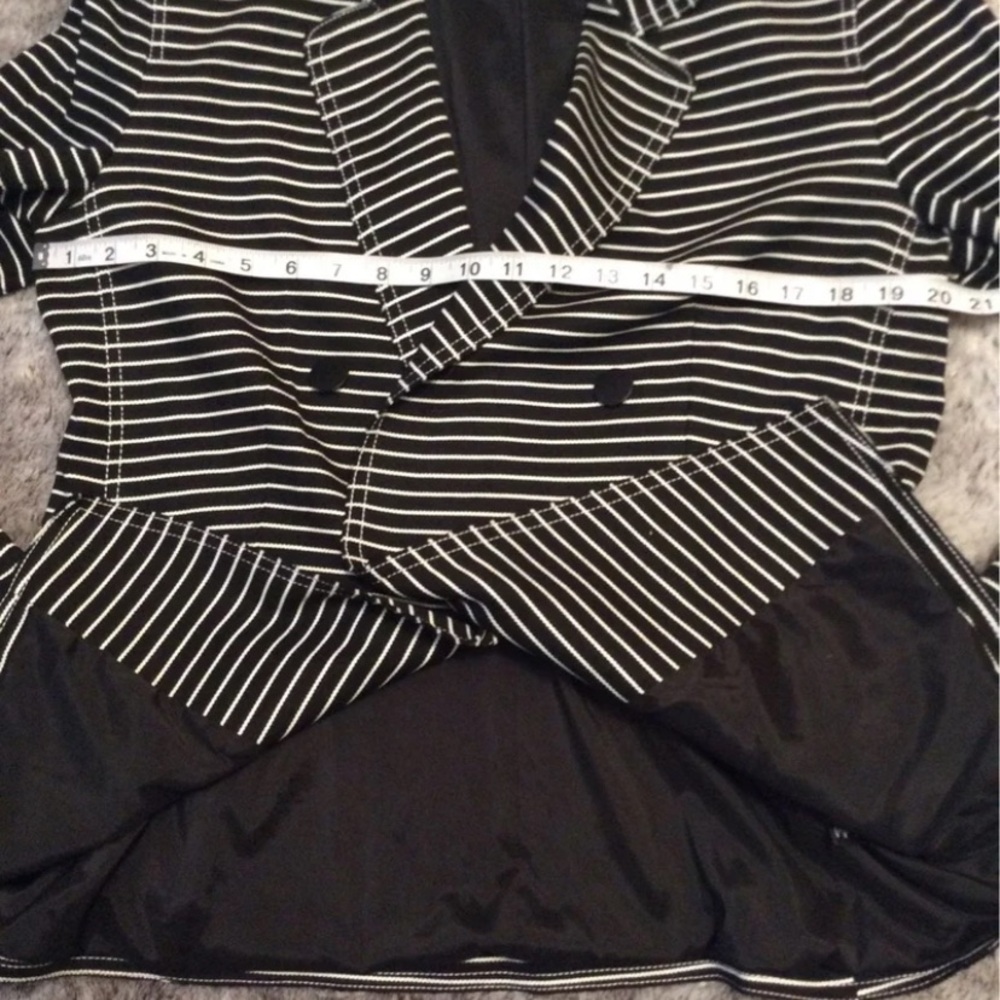 Lafayette 148 New York Devin Stripe Blazer
Size 12 - Picture 6 of 9